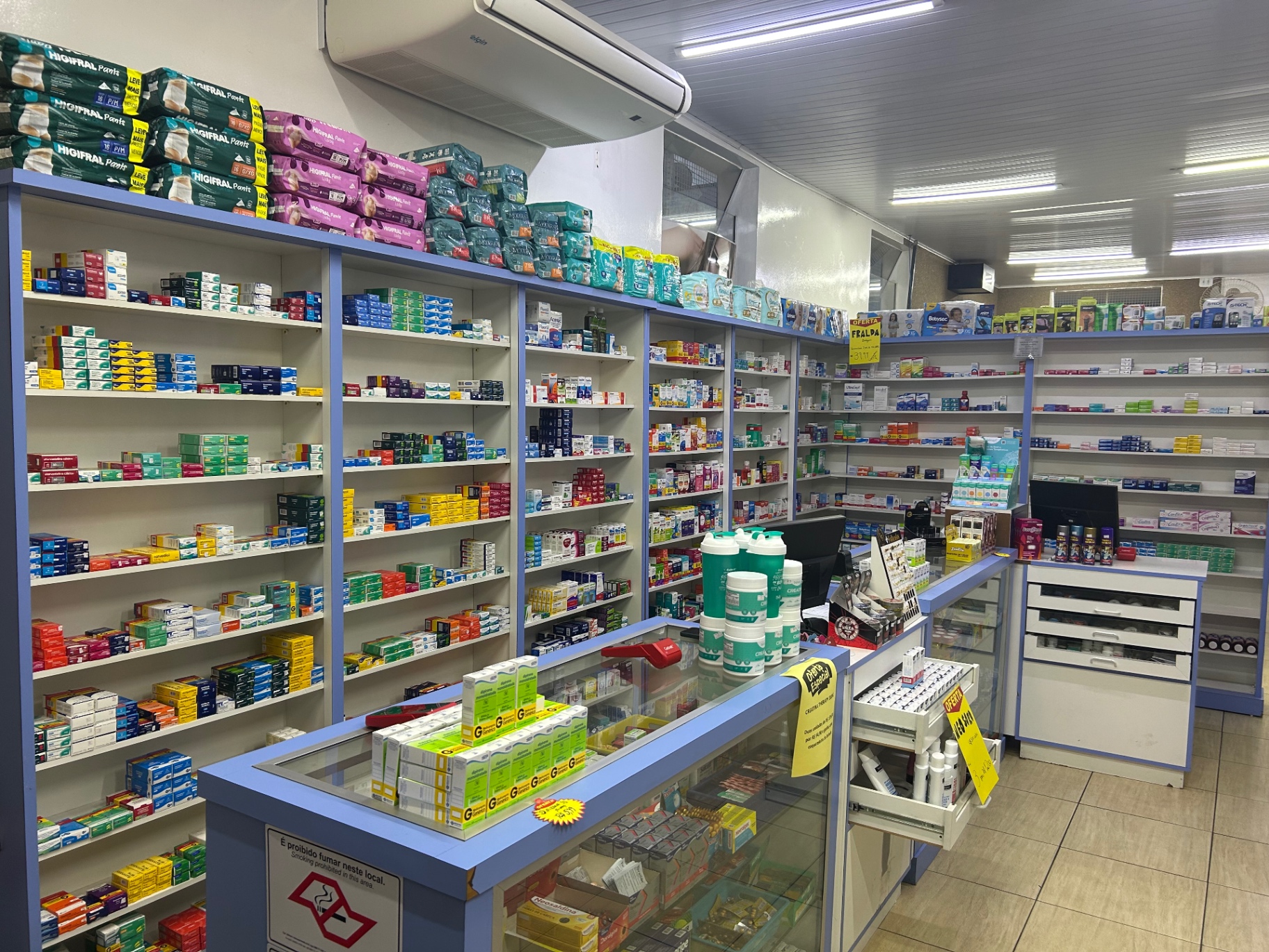 Interior moderno de farmácia com prateleiras organizadas