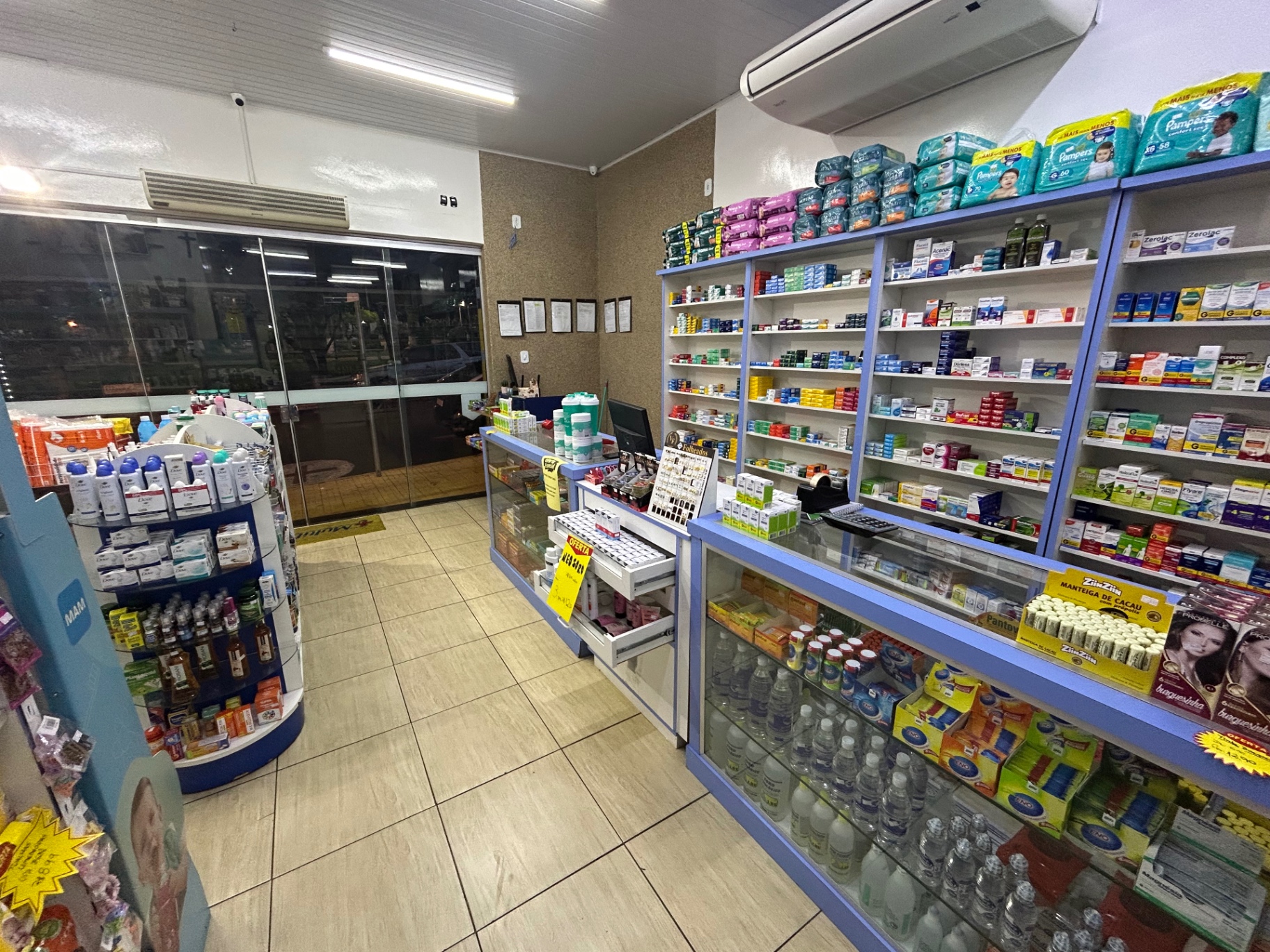 Interior da farmácia - entrada da loja