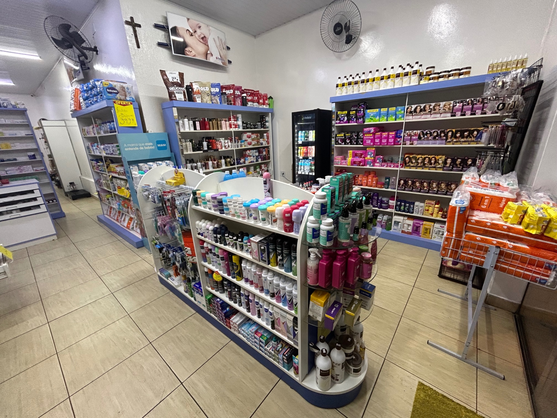 Interior da farmácia - seção de cosméticos